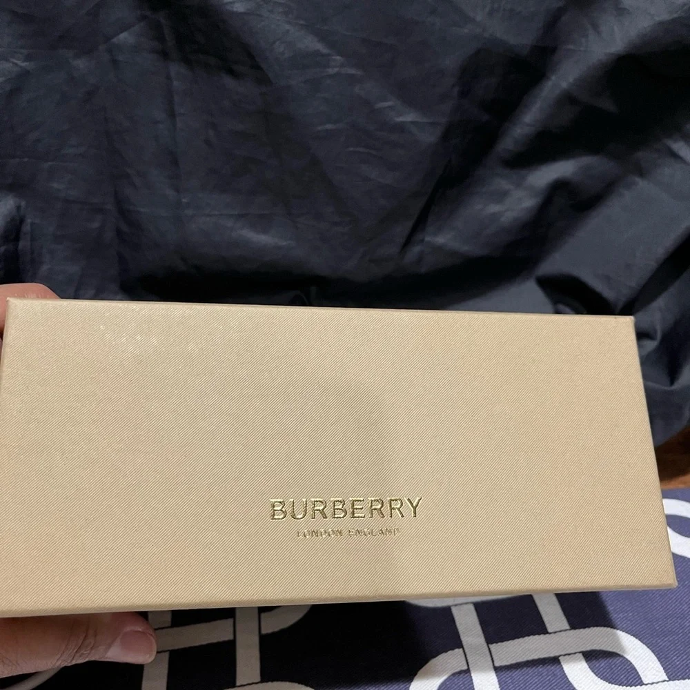 Burberry Sunglasses - Picture 8 of 9